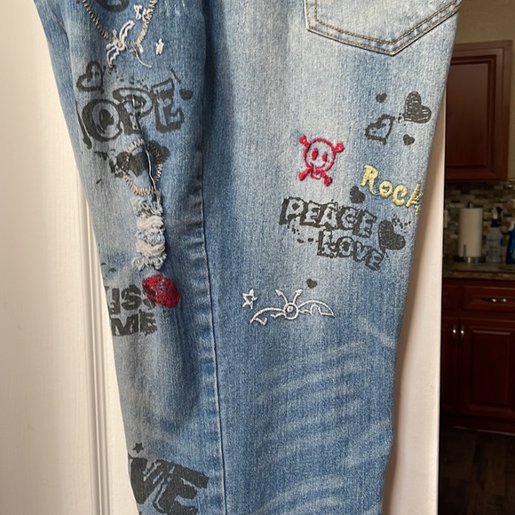 Graffiti rips jeans - Picture 3 of 4